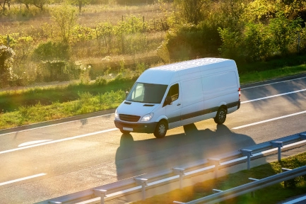 Véhicule utilitaire disponible à la location courte durée chez Euroloc en Normandie